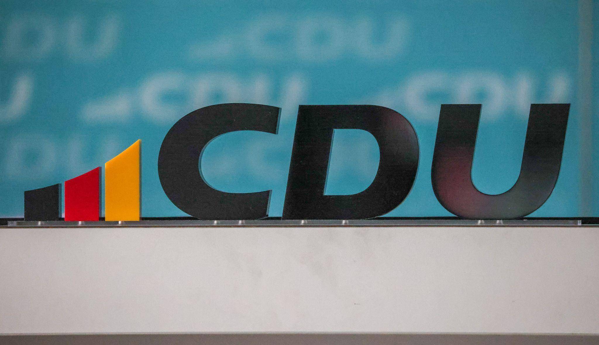 Wildeshausen Mit Milf Kette In Den Stadtrat Debatte Um CDU wildeshausen-mit-milf-kette-in-den-stadtrat-debatte-um-cdu